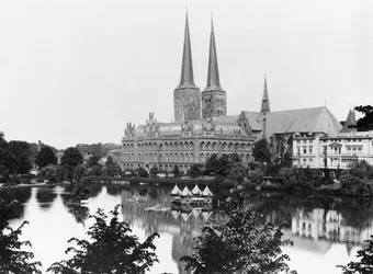 Uitzicht op het museum met de Marienkirche op de achtergrond, Lübeck, c.1910